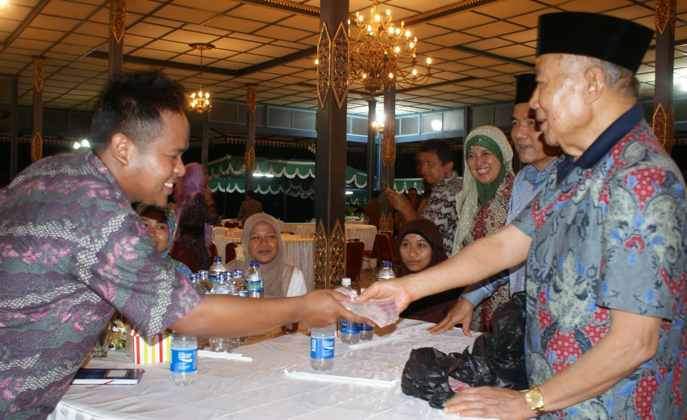 Pak Probo Serahkan Beasiswa S2 untuk Lulusan Terbaik